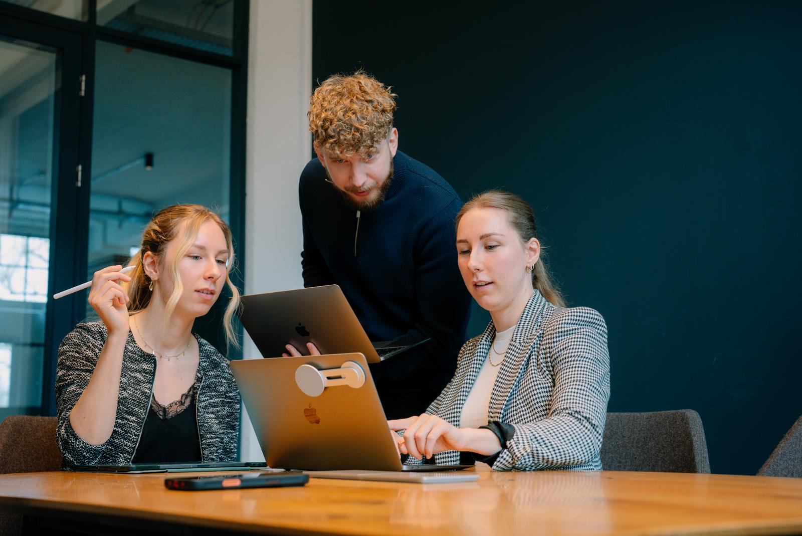 Team von Juni Ferienwohnungsverwaltung im Gespräch