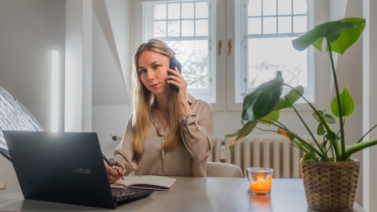 Julia Graf bei der Gästekommunikation am Telefon